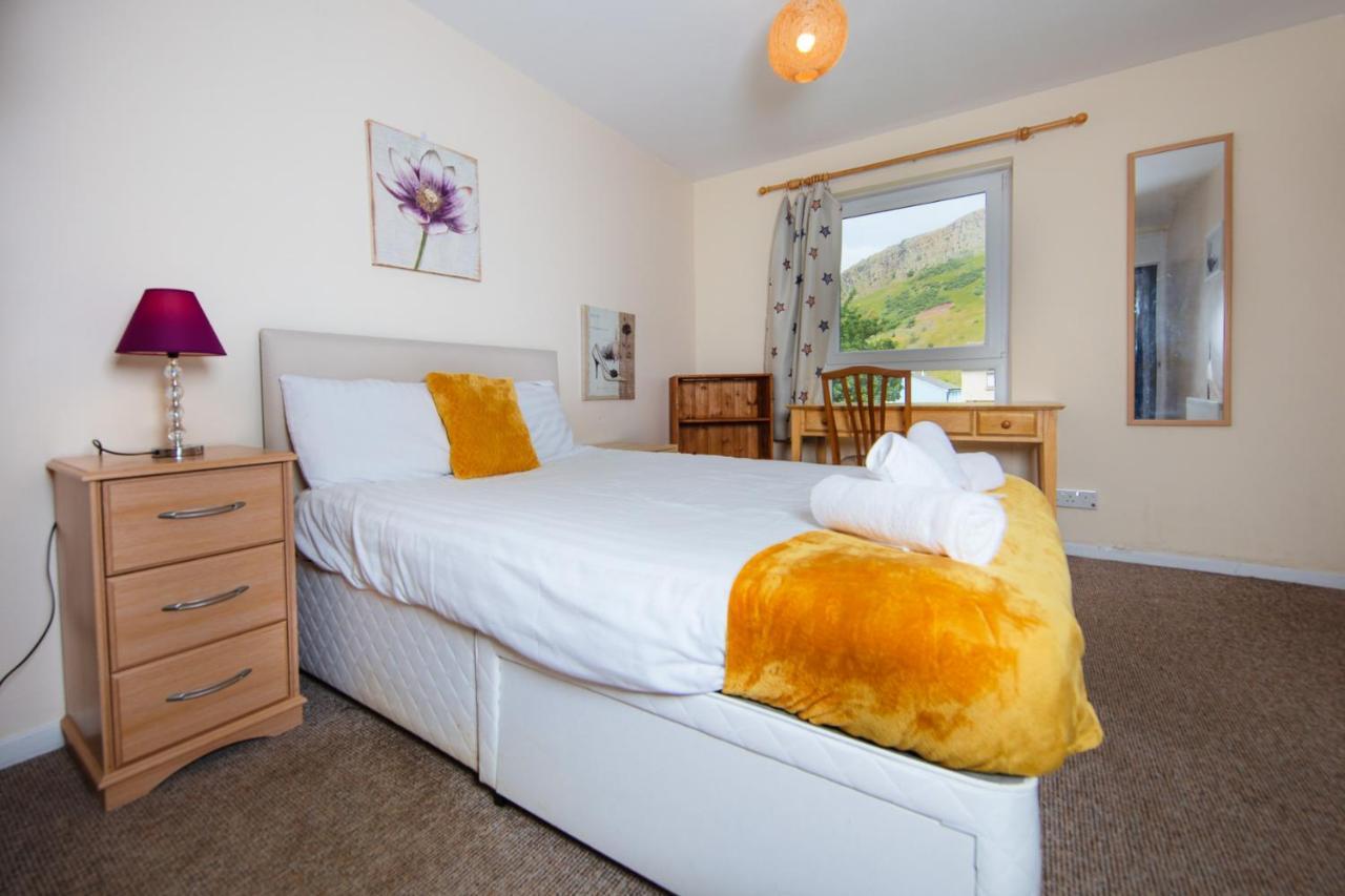 Fab Arthur Seat Views, Old Town Apartment เอดินบะระ ภายนอก รูปภาพ