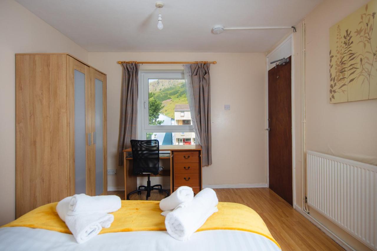 Fab Arthur Seat Views, Old Town Apartment เอดินบะระ ภายนอก รูปภาพ
